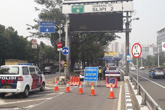 Gerbang Tol (GT) Slipi 2, Jakarta Barat, ditutup Rabu (1/8/2018). Penutupan itu dalam rangka sosialisasi manajemen lalu lintas Asian Games 2018 akan digelar pada 18 Agutustu - 2 September mendatang.(RIMA WAHYUNINGRUM) 