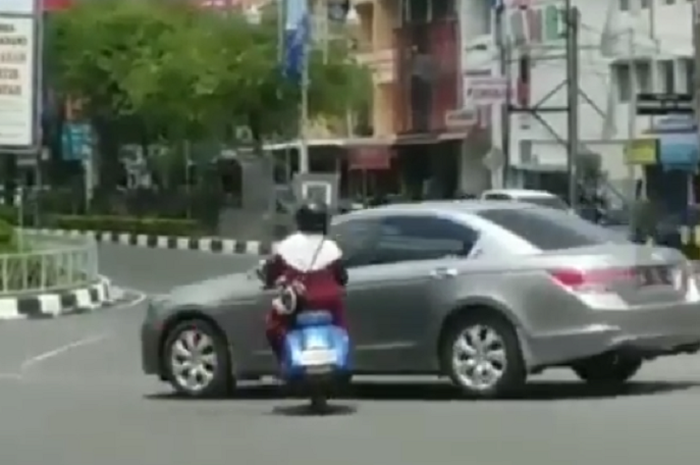 Ibu-ibu kendarai Vespa terobos lampu merah