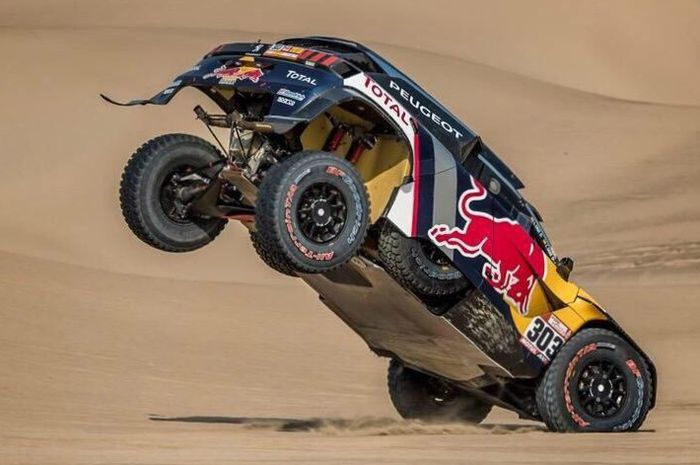 Salah satu aksi Carlos Sainz saat mengemudikan mobil Peugeot di Reli Dakar 2018