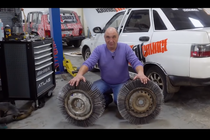 Pria ini membuat sepasang roda dengan bahan baku sebanyak 3.000 buah paku