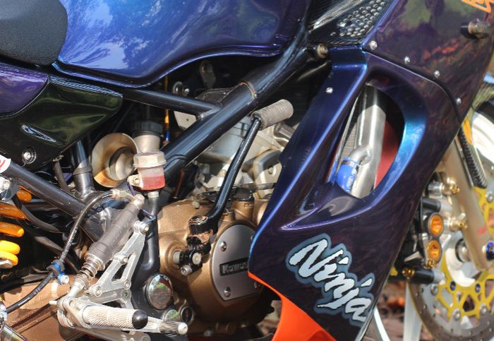 Karburator Yamaha TZM terpampang jelas diarea mesin Kawasaki Ninja RR