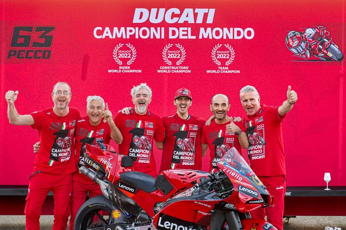 General Manager Ducati Corse, Gigi Dall'Igna ketiga dari kiri bersama petinggi tim Ducati lain foto bersama Pecco Bagnaia merayakan tiga gelar juara dunia 2022, pembalap, konstruktor dan tim