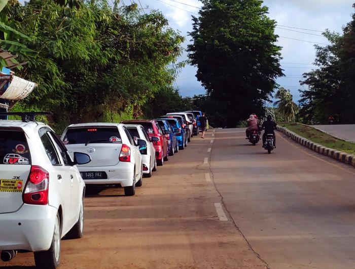 Rombongan mobil para member Toyota Etios Valco Club Indonesia (TEVCI) saat menuju acara Kopdar Gabungan di Anyer, Banten.