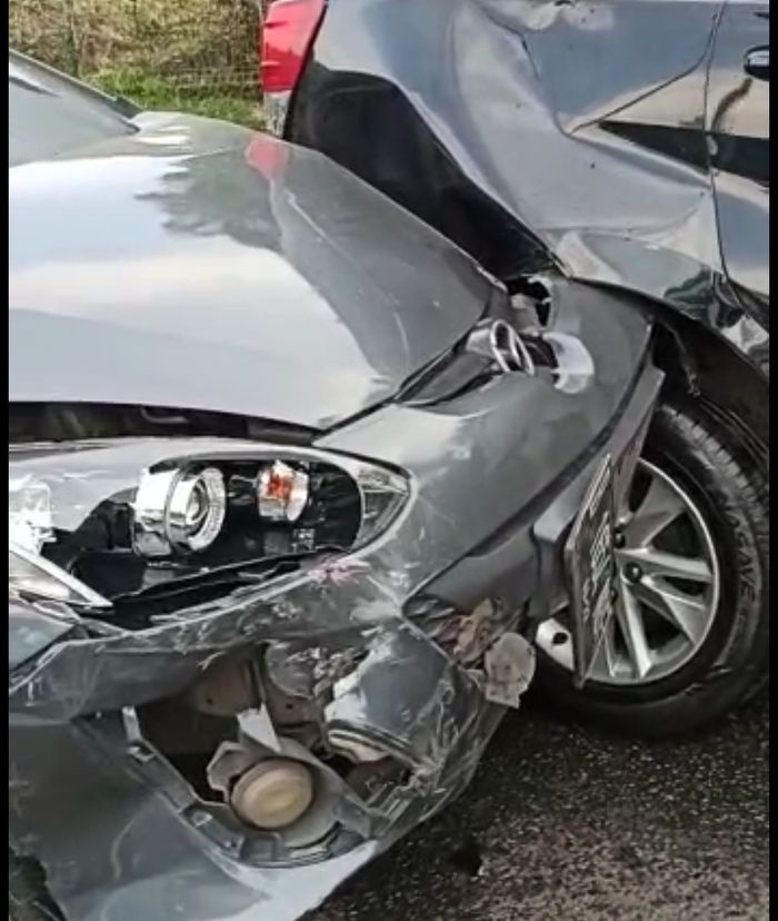 Kondisi bumper depan Mazda2 setelah menabrak All New Toyota Kijang Innova