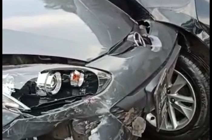 Kondisi bumper depan Mazda2 setelah menabrak All New Toyota Kijang Innova
