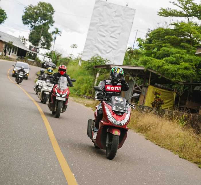 Turing diikuti beragam merek dan jenis motor mulai dari moge hingga skutik
