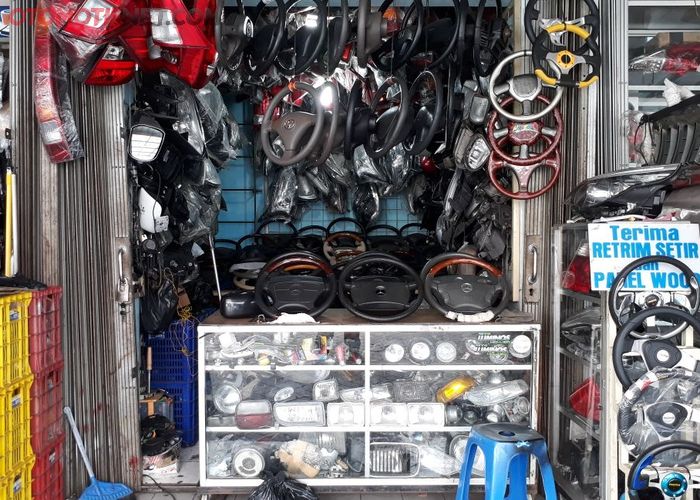 Butuh Onderdil Copotan Lampu Dan Spion Gerai Ini Barangnya
