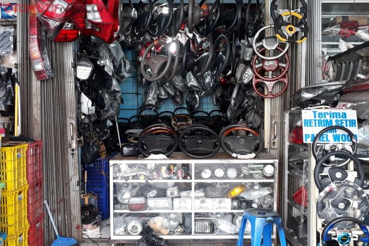 Butuh Onderdil Copotan Lampu Dan Spion Gerai Ini Barangnya