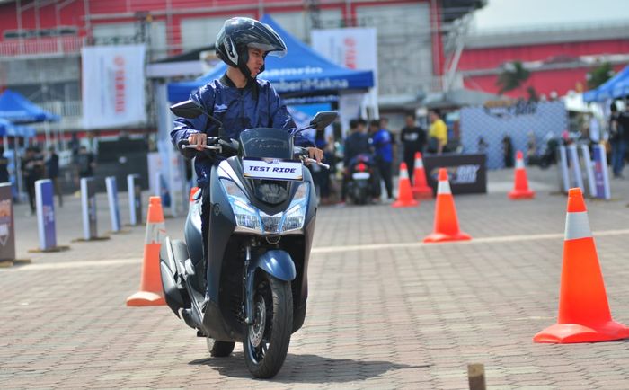 Ada sesi test ride Yamaha Lexi