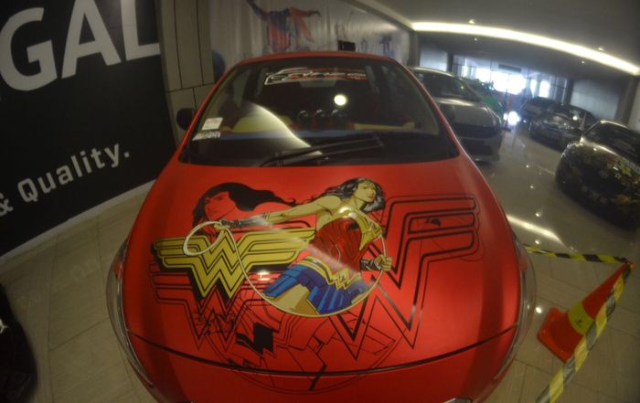 Gambar Wonder Woman di kap mesin Datsun GO