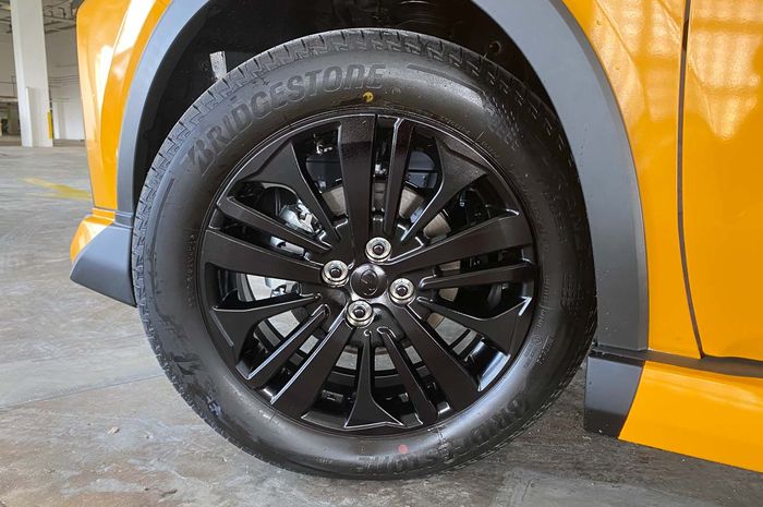 Pelek standar kembaran Daihatsu Rocky direpaint warna hitam