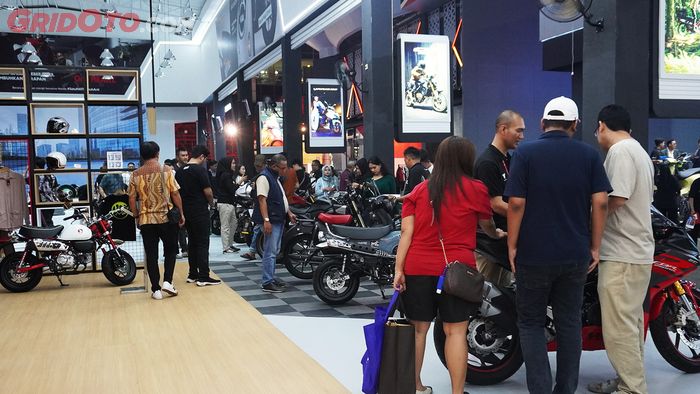 Booth Honda terdapat delapan zona motor, seperti EV, Modif Corner, Xplorer, Fashion, Big Scooter, Urban, Lifestyle, dan Racing