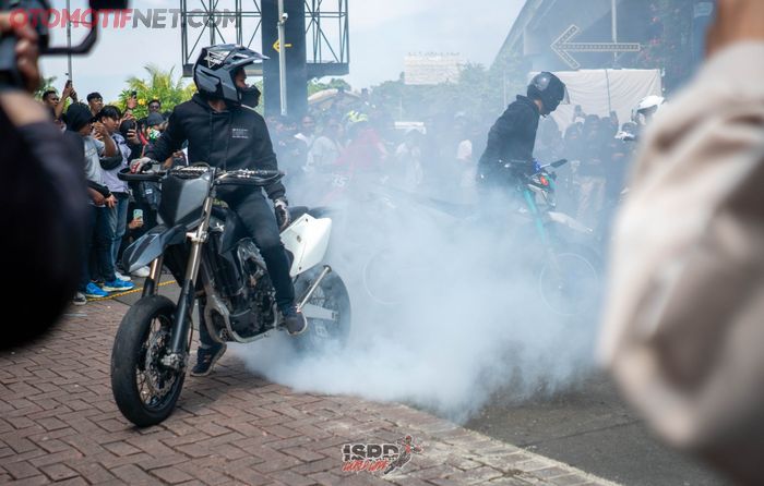 Aksi freestyle supermoto di event ISRD 2023