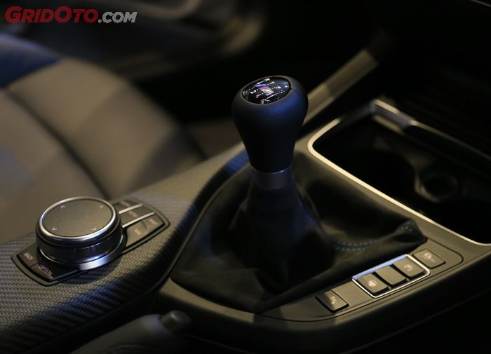 Tuas transmisi manual BMW M2 Competition