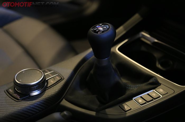 Tuas transmisi manual BMW M2 Competition