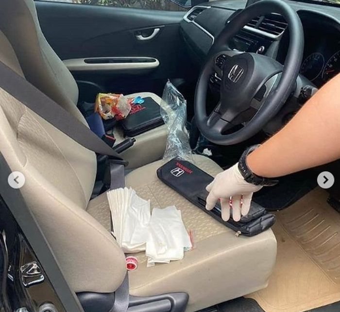 Perampokan pengemudi taksi online yang menggunakan Honda Brio, awalnya ingin dilakukan pakai tangan, pelaku menggunakan obeng yang ditemukan di belakang jok kiri