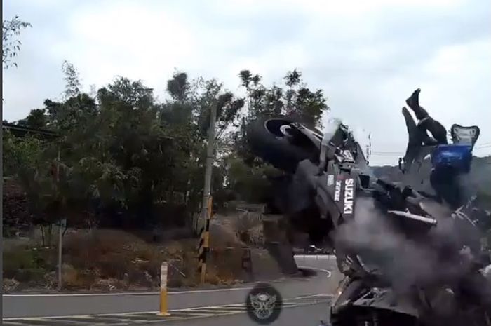 tabrakan kerasn Suzuki GSX-R1000 dan BMW S1000R