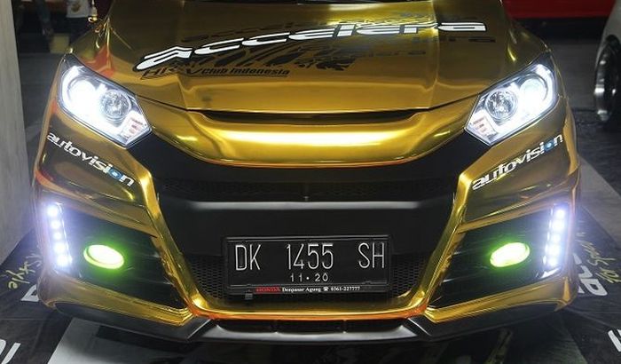 Ilustrasi mobil dengan full body wrapping sticker