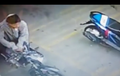 Enggak Pakai Lama, Video Maling Berhasil Gondol Yamaha V-Ixion Parkir di Minimarket dengan Kunci T