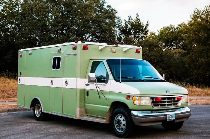 Ambulans berbasis Ford E-350 tahun 1992yang diubah Michael menjadi rumah berjalan.