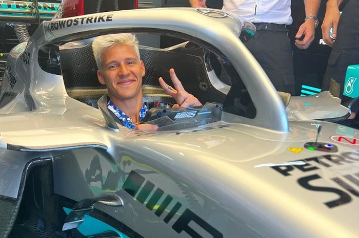 Fabio Quartararo saat menjajal kokpit mobil Mercedes-AMG F1 W13 E di F1 Grand Prix Prancis 2022, Minggu (24/7/2022)