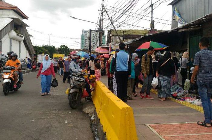 Pemprov DKI berencana tutup jalan depan Stasiun Tanah Abang untuk PKL