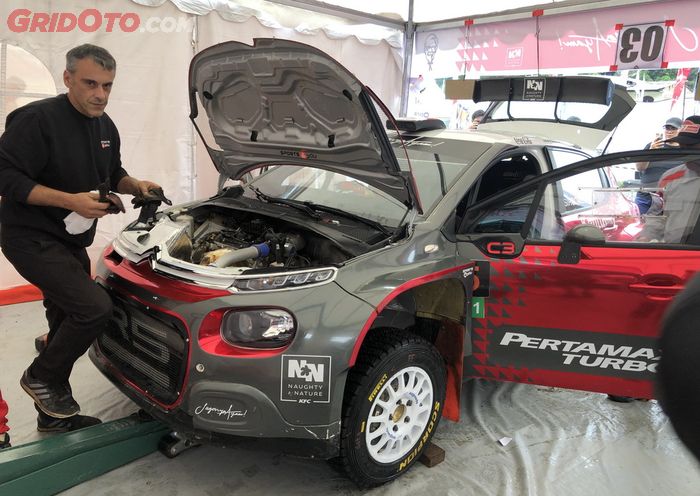 Teknisi Citroen Racing menangani mobil reli Citroen C3 R5 di Danau Toba Rally 2019