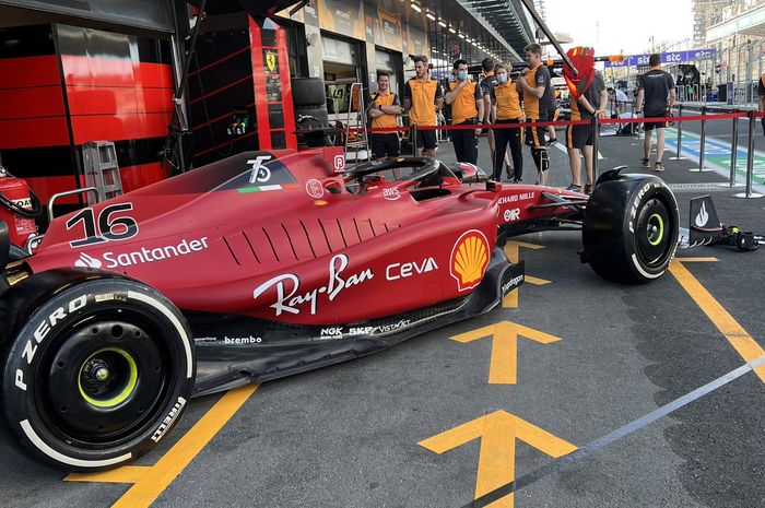 Kru tim McLaren penasaran melihat mobil Ferrari pada sesi latihan awal F1 Arab Saudi 2022