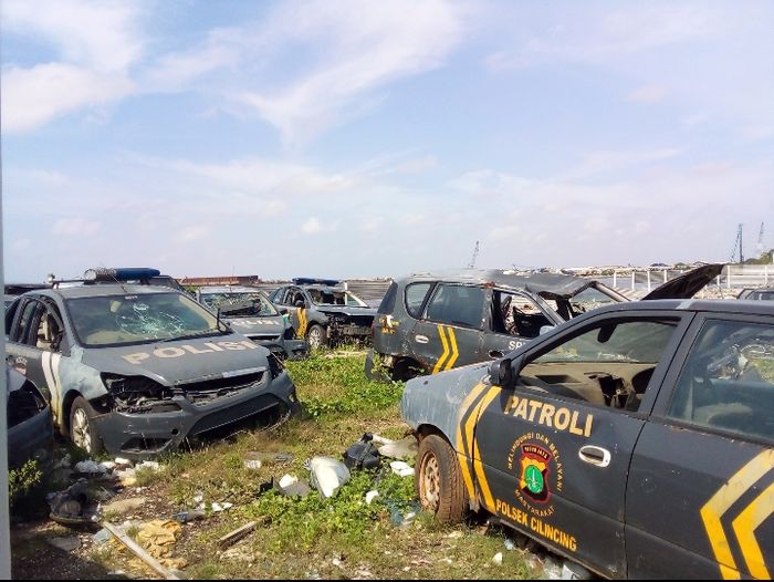 Mobil dinas kepolisian mangkrak di Teluk Marunda, Jakarta Utara