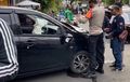 Calya Tabrak Mobil Parkir, Tiga Kendaraan Jadi Babak Belur, Netizen Malah Bingung