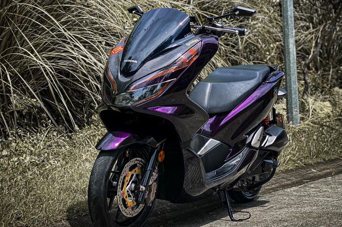 Honda PCX150 misterius, tampil berjubah gelap dikombo aksesori racing.