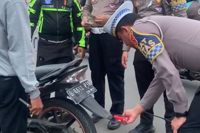 Satlantas Polres Bogor lakukan pemeriksaan terhadap motor berkenalpot brong