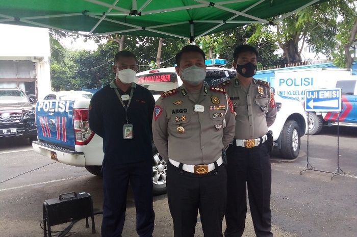Kasubdit Gakkum Ditlantas Polda Metro Jaya, AKBP Argo Wiyono saat cek uji emisi kendaraan operasional