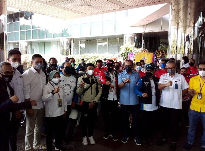 Sandiaga Uno saat foto bersama para rider To Mandalika