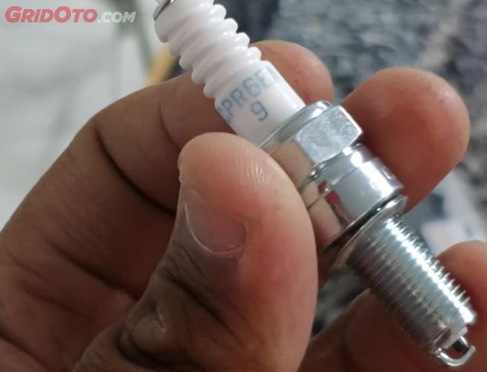 Tampilan busi palsu tanpa lot number di bagian Hexagon