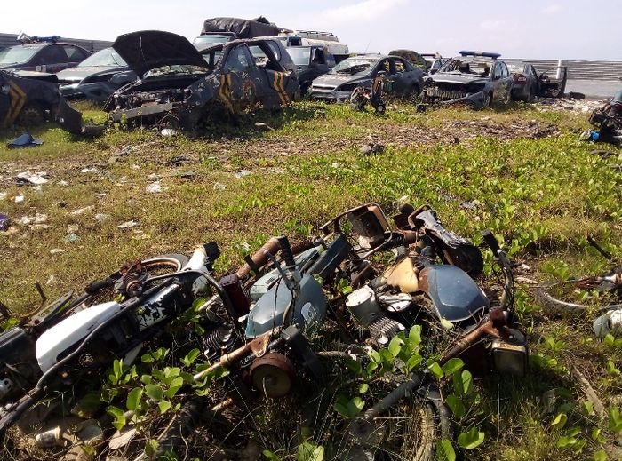 Kendaraan bermotor dinas Kepolisian yang mangrak di Teluk Marunda