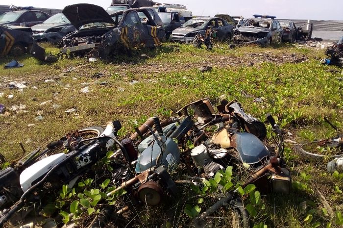 Kendaraan bermotor dinas kepolisian yang mangrak di Teluk Marunda, Jakarta Utara