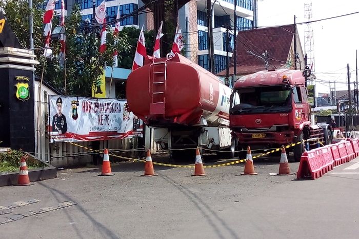 Kondisi truk Pertamina setelah alami kecelakaan di Cibubur diamankan di Polres Metro Bekasi Kota