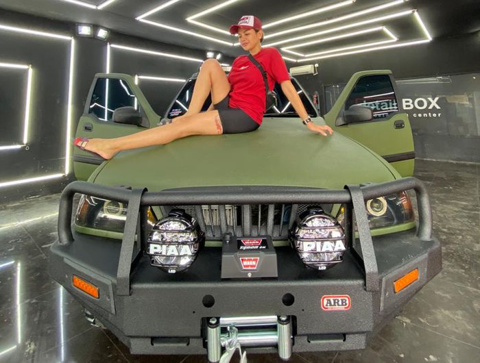 Nikita Mirzani berpose di atas restomod Ssangyong Musso  peninggalan almarhum ayahnya