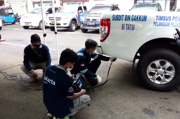 Pengecekan uji emisi kendaraan dinas kepolisian di Subdit Gakkum Ditlantas Polda Metro Jaya