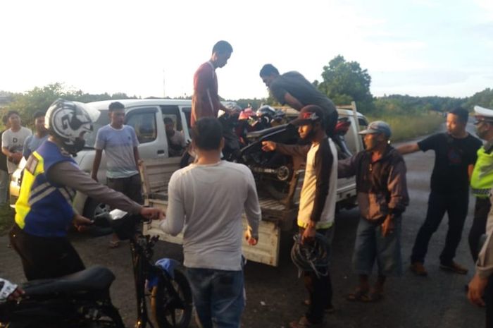 Personel Satlantas Polres PPU mengangkut sejumlah motor yang terlibat dalam aksi balapan liar, Minggu (09/08/2020).