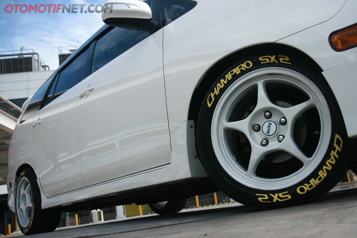 Pelek Enkei RP01 senada dengan warna bodi Innova