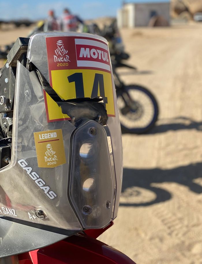 Bagian tudung motor GasGas milik Laia Sanz rusak saat ia jatuh di tahap awal Reli Dakar 2020