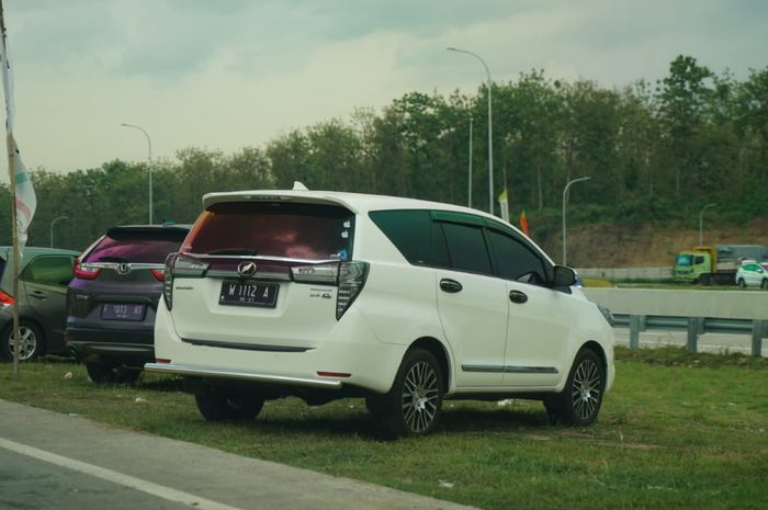 Ilustrasi sejumlah mobil parkir di rest area Tol Trans Jawa