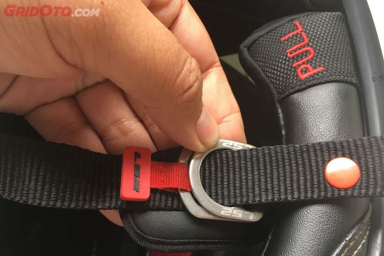 Nih Cara Memakai Helm dengan Sistem 