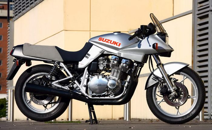 Suzuki GSX-1100 Katana yang jadi versi lawas dari Suzuki Katana 1000