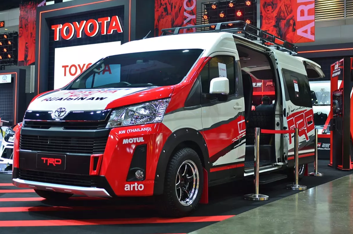 Modifikasi Toyota HiAce bergaya rally hasil garapan TRD