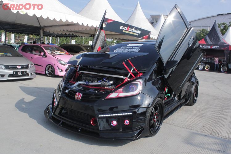 Wallpaper Honda Jazz Merah