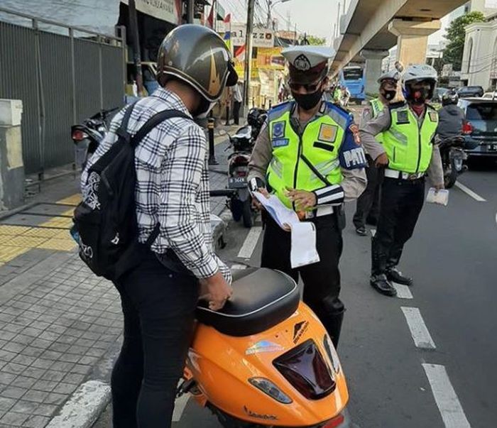 Vespa terjaring razia tak memakai pelat nomor di Jl Panglima Polim dan Jl Fatmawati Raya, Jakarta Selatan