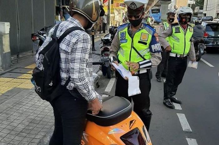 Vespa terjaring razia tak memakai pelat nomor di Jl Panglima Polim dan Jl Fatmawati Raya, Jakarta Selatan